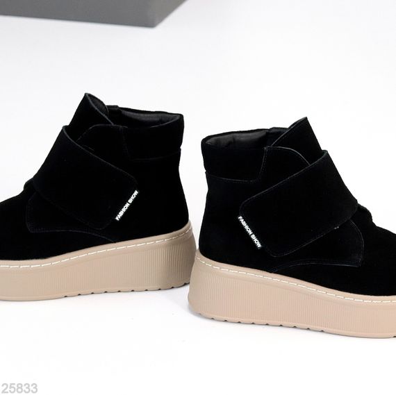 Модні замшеві зимові чорні прошиті черевики на бежевій платформі | Зображення 1