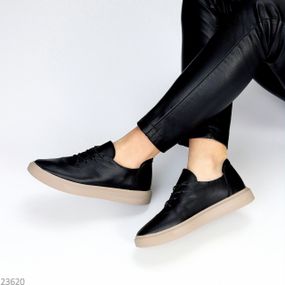 Класичні чорні шкіряні туфлі на шнурівці на бежевій підошві