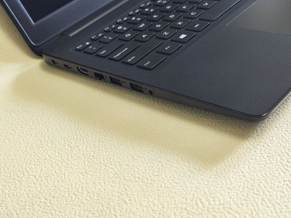 Ноутбук Dell Latitude 3500 / 15.6" (1920x1080) TN / Intel Core i5-8265U (4 (8) ядра по 1.6 - 3.9 GHz) / 8 GB DDR4 / 256 GB SSD / Intel UHD Graphics 620 / WebCam б/в | Зображення 2