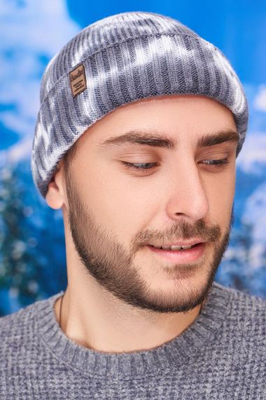 Короткая мужская шапка в расцветке тай-дай графит
