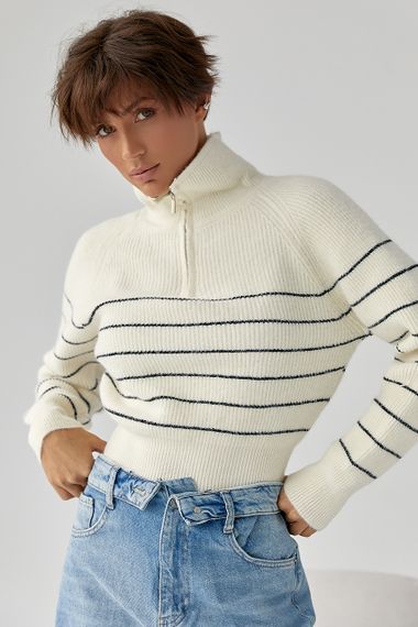 Короткий в'язаний светр у смужку із блискавкою на горловині - молочний цвет, ONE SIZE (є розміри) | Зображення 4