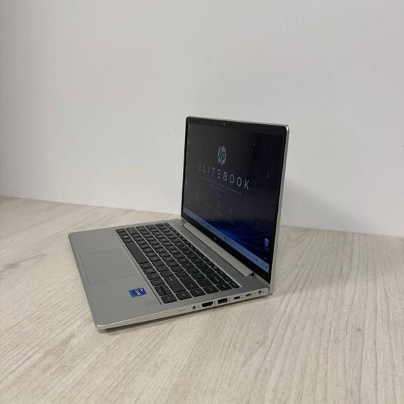 Ультрабук Б-класс HP EliteBook 640 G10 / 14" (1920x1080) IPS / Intel Core i7-1365U (10 (12) ядер по 1.8 - 5.2 GHz) / 8 GB DDR4 / 256 GB SSD / Intel Iris Xe Graphics / WebCam б/у | Зображення 3