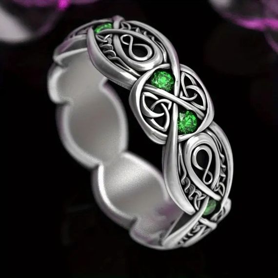 Елегантна срібляста каблучка з кельтськими візерунками та штучним зеленим берилом 17.5