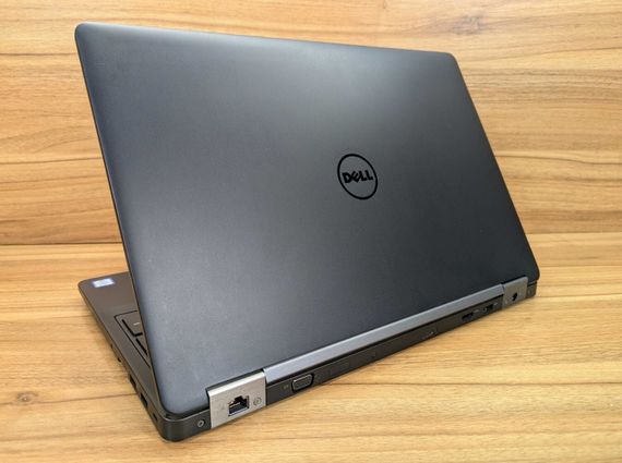 Ноутбук Dell Latitude E5570 / 15.6" (1366x768) TN / Intel Core i5-6300U (2 (4) ядра по 2.4 - 3.0 GHz) / 8 GB DDR4 / 256 GB SSD / AMD Radeon R7 M360, 2 GB DDR3, 64-bit / VGA / WebCam / Windows 10 б/в + Подарунок Бездротова миша / USB | Зображення 5
