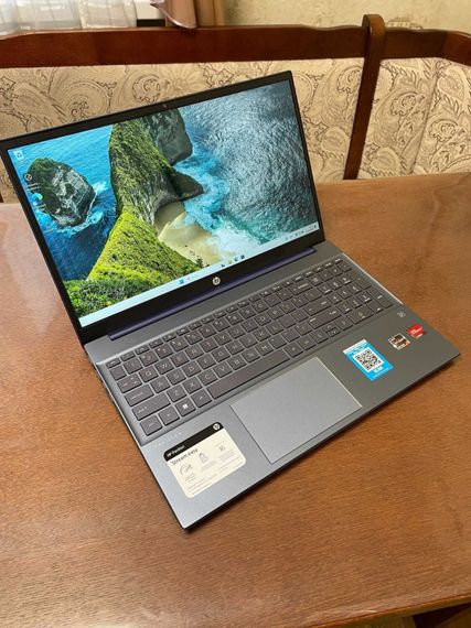 Ноутбук HP 15-eh1052wm / 15.6" (1920x1080) IPS / AMD Ryzen 5 5500U (6 (12) ядра по 2.1 - 4.0 GHz) / 16 GB DDR4 / 512 GB SSD / AMD Radeon Graphics / WebCam б/у | Зображення 1