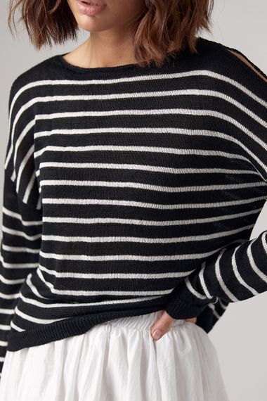 Жіночий смугастий лонгслів із розрізами на плечах - чорний цвет, ONE SIZE (є розміри) | Зображення 3