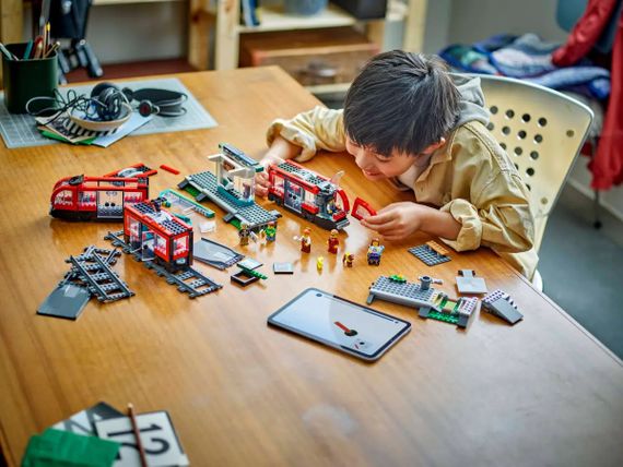 Конструктор LEGO City Трамвай і вокзал у центрі міста 60423 | Зображення 8