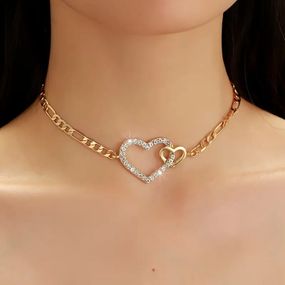 Золотистое колье из цепочки с двумя сердечками, покрытыми стразами, 35+5 см