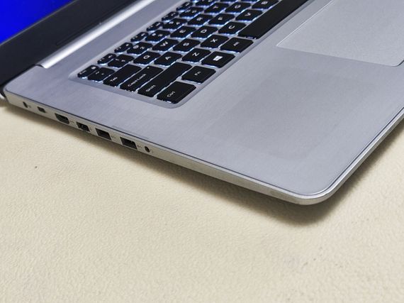 Игровой ноутбук Dell Inspiron 5770 / 17.3" (1920x1080) IPS / Intel Core i7-8550U (4 (8) ядра по 1.8 - 4.0 GHz) / 16 GB DDR4 / 256 GB SSD / AMD Radeon R7 M460, 4 GB GDDR5, 64-bit / WebCam б/у | Зображення 2