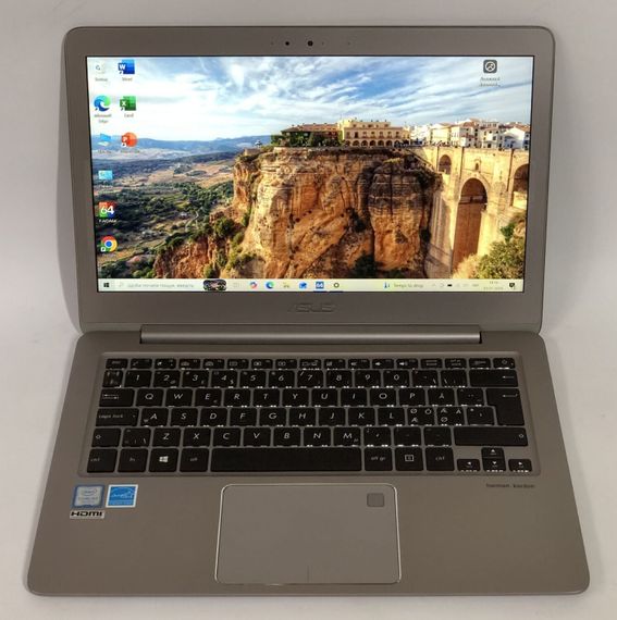 Ультрабук Asus ZenBook UX330C / 13.3" (1920x1080) IPS / Intel Core m3-7Y30 (2 (4) ядра по 1.0 - 2.6 GHz) / 8 GB DDR4 / 256 GB SSD / Intel HD Graphics 615 / WebCam / Win 10 Home б/в | Зображення 1