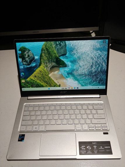 Ультрабук Б-класс Acer Swift 3 / 14" (1920x1080) IPS / Intel Core i7-1165G7 (4 (8) ядра по 2.8 - 4.7 GHz) / 8 GB DDR4 / 120GB SSD / Intel Iris Xe Graphics / WebCam б/у | Зображення 1