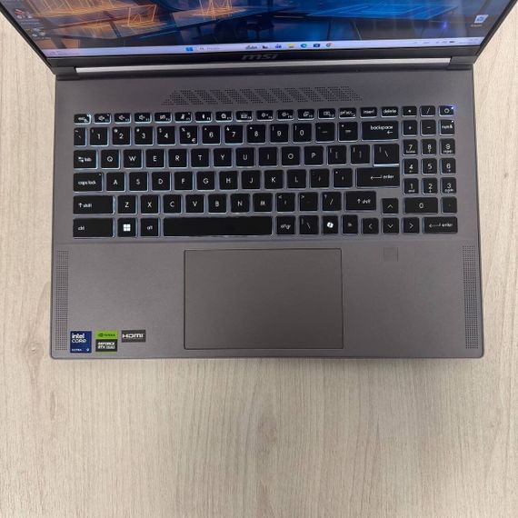 Ігровий ноутбук Б-клас MSI Creator 16 AI Studio A1VHG / 16" (3840x2400) IPS / Intel Core Ultra 9 185H (16 (22) ядер по 3.9 - 5.1 GHz) / 16 GB DDR5 / 1000 GB SSD NVMe / nVidia GeForce RTX 4080, 12 GB GDDR6, 192-bit / WebCam б/в | Зображення 2