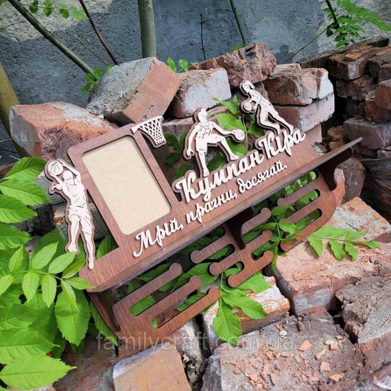 Медальниця з фоторамкою і полицею для кубків Дерев'яний тримач для медалей Органайзер для нагород Баскетбол | Зображення 6