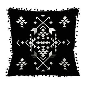 Подушка из мешковины с помпонами Орнамент с стрелами 45x45 см (45PHBP_CASA002)