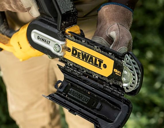 Акумуляторна міні-пилка DeWalt с АКБ та ЗП DCMPS520P1 | Зображення 1