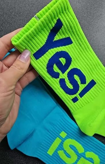 Високі спортивні шкарпетки "Yes!" — Неонові кольори (унісекс) салатні | Зображення 4