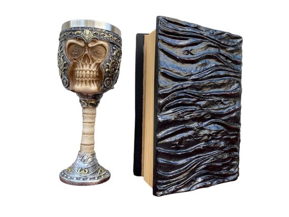 Подарунковий набір Келих 3D Череп у Шоломі та Блокнот 3D «Книга, що дивиться у відповідь» | Зображення 1