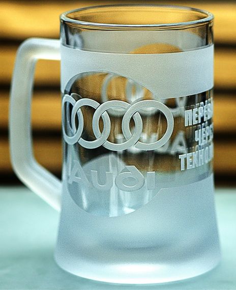 Пивний кухоль Audi 670 мл з гравіюванням Подарунок автолюбителю  Келих з логотипом авто Ауді та  легендарний слоган | Зображення 2