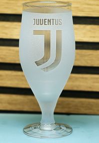 Пивной бокал 500 мл ФК Juventus Ювентус на ножке с гравировкой кружка фаната футбола