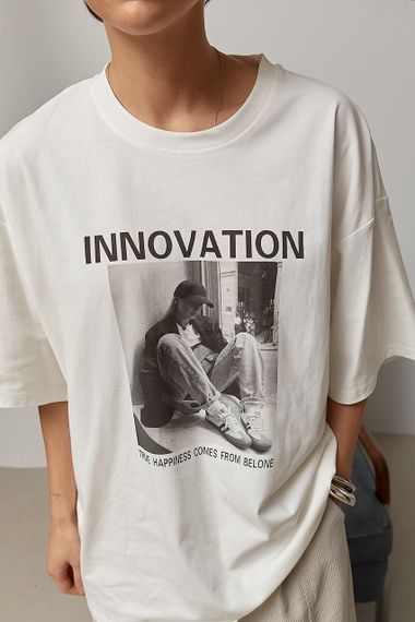Оверсайз футболка з принтом дівчини та написом Innovation - молочний цвет, ONE SIZE (є розміри) | Зображення 3