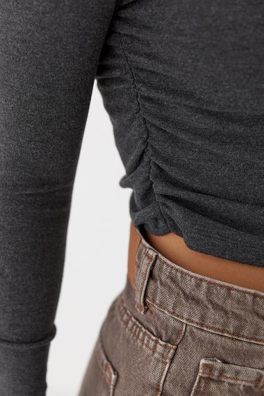 Жіноча однотонна водолазка з драпіруванням - темно-сірий цвет, M (є розміри) | Зображення 3