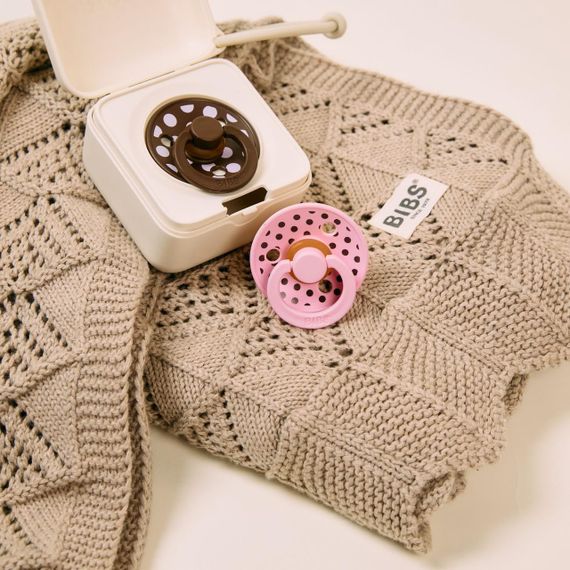 Соска пустушка BIBS Polka Colour Latex кругла 0-6 міс Baby Pink Mocha | Зображення 2