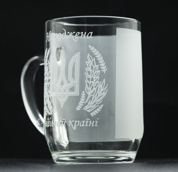 Подарунковий келих для пива 570 мл з гравіюванням напису народжена в Україні! | Зображення 3