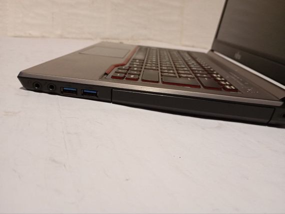 Ноутбук Б-клас Fujitsu LifeBook E744 / 14" (1600x900) TN / Intel Core i5-4310M (2 (4) ядра по 2.7 - 3.4 GHz) / 8 GB DDR3 / 128 GB SSD / Intel HD Graphics 4600 / WebCam б/в | Зображення 5