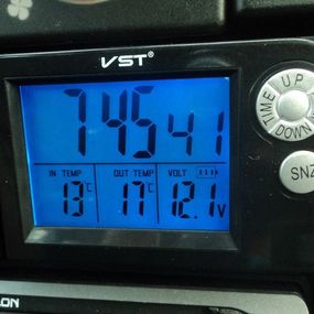 Годинник автомобільний електронні автогодинник VST-7048V для ВАЗ з вольтметром, температурою NI-29