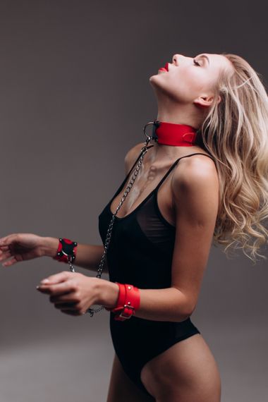 Нашийник з наручниками Candy Hero "Fet 23" (екошкіра) RED | Зображення 1