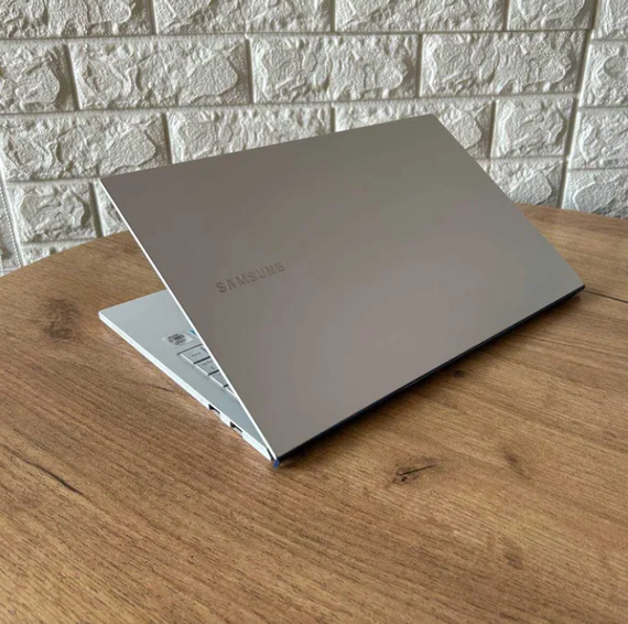 Ноутбук Samsung  White 15.6" FHD OLED i7 10510U 16Gb SSD 256Gb Б/В | Зображення 4