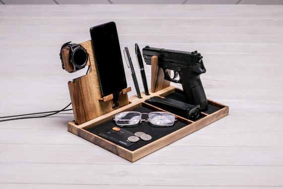 Підставка для пістолета, телефона і годинника Samsung «Leon killer Galaxy» з гравіюванням | Зображення 1