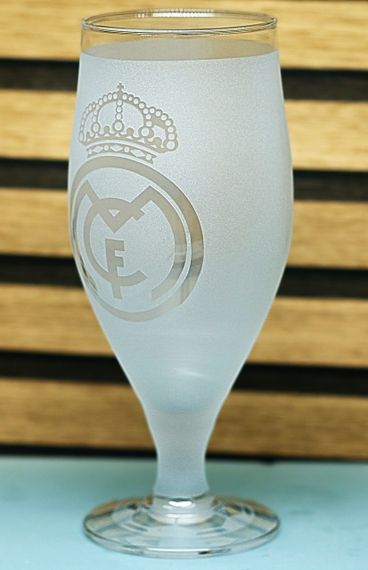 Пивной бокал 500 мл Реал Мадрид Real Madrid на ножке с гравировкой подарок кружка фаната футбола | Зображення 2