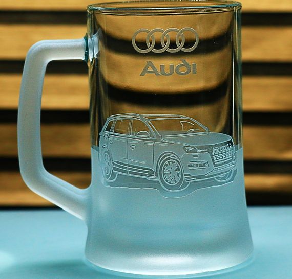 Пивний келих 670 мл з гравіюванням Ауді Q7 Audi подарунок для автолюбителя  кухоль для пива з логотипом авто