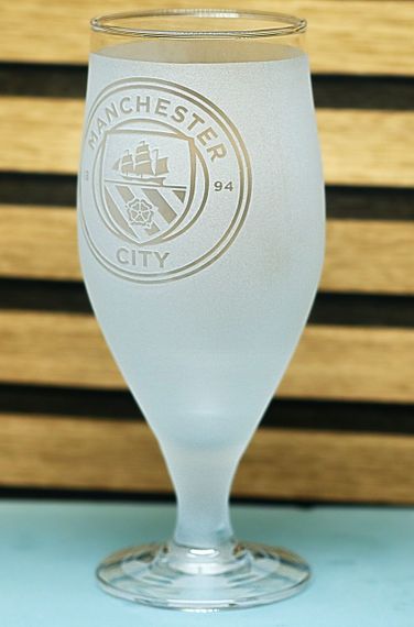 Подарочный бокал для пива сока воды на ножке 500 мл с гравировкой  лого футбольного клуба ФК Манчестер Сити | Зображення 2