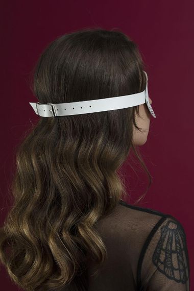 Маска на очі з заклепками Feral Feelings - Blindfold Mask, натуральна шкіра, біла Sex Aura | Зображення 2