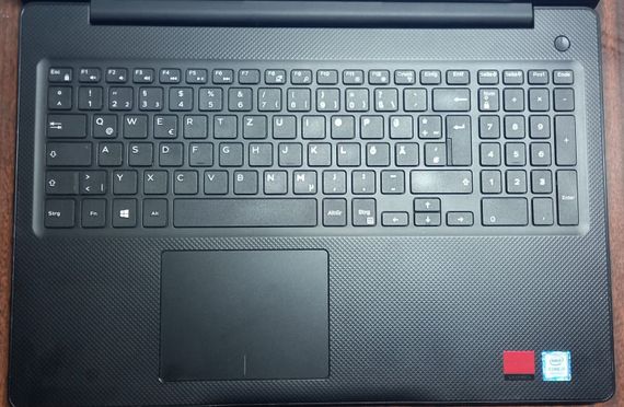 Игровой ноутбук Dell Vostro 3583 / 15.6" (1920x1080) TN / Intel Core i7-8565U (4 (8) ядра по 1.8 - 4.6 GHz) / 8 GB DDR4 / 256 GB SSD / AMD Radeon 520, 2 GB GDDR5, 64-bit / WebCam / Windows 10 б/у | Зображення 2