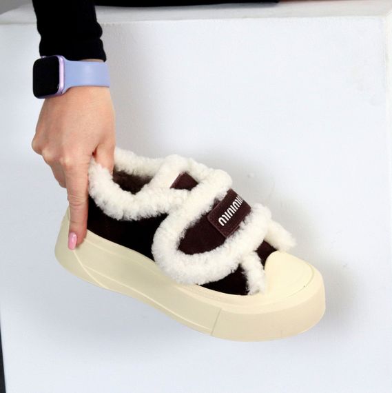 Шоколадные спортивные замшевые зимние автоледи на бежевой подошве | Зображення 2