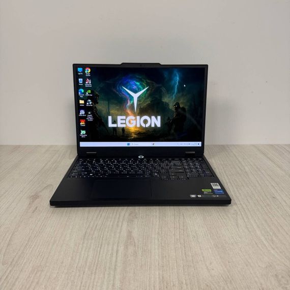 Игровой ноутбук Lenovo Legion 5 15IRX10 / 15.6" (2560x1440) OLED / Intel Core i7-13650HX (14 (20) ядер по 2.6 - 4.9 GHz) / 32 GB DDR5 / 1000 GB SSD / nVidia GeForce RTX 5060, 8 GB GDDR7, 128-bit / WebCam б/у | Зображення 1