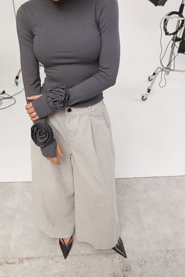 Однотонний лонг з трояндами на рукавах - сірий цвет, ONE SIZE (є розміри) | Зображення 4