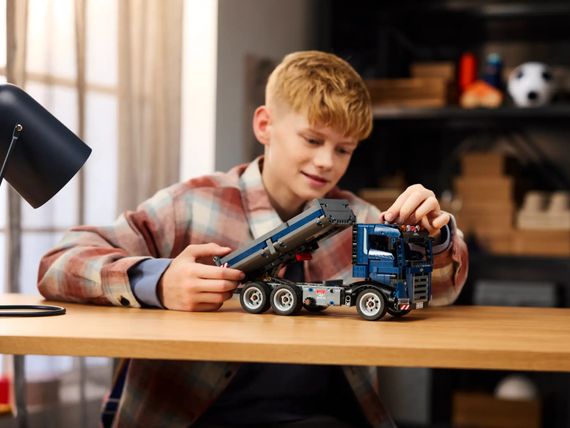 Конструктор LEGO Technic Самосвал 42203 | Зображення 8