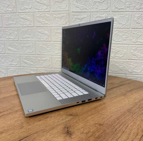 Ноутбук Razer Blade 15 Silver 144Hz i7 9750H 16GB SSD 512GB RTX 2070 MaxQ Б/В | Зображення 1