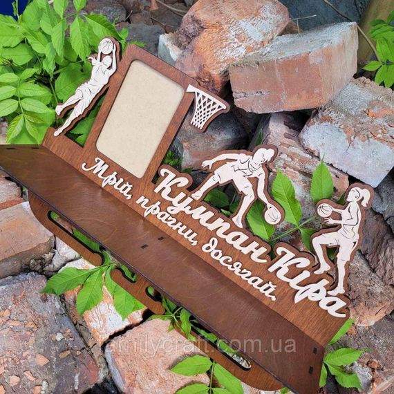 Медальниця з фоторамкою і полицею для кубків Дерев'яний тримач для медалей Органайзер для нагород Баскетбол | Зображення 2