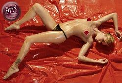 Лаковая простыня (красная) Sex Aura