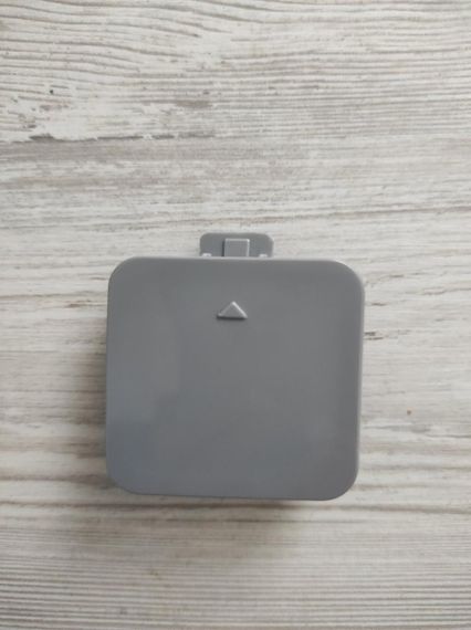 BMW 5 E60 (03-07) заглушка буксировочного крюка в передній бампер сірий 5 х 5 см | Зображення 2