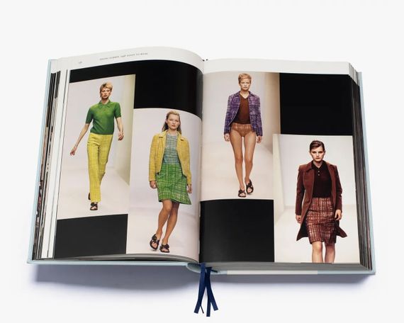 Книга про колекції Прада Prada Catwalk: The Complete Collections. Susannah Frankel історія моди з ілюстраціями | Зображення 5