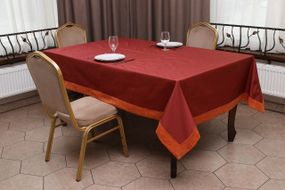 Скатертина Kayra "Carmen" тафта з шеніловим кантом 165×300 см Бордова