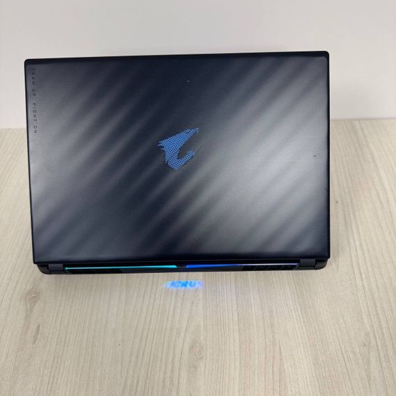 Игровой ноутбук Б-класс Gigabyte Aorus Master 16 BZH / 16" (2560x1600) IPS / Intel Core Ultra 9 275HX (24 ядра по 2.1 - 5.4 GHz) / 32 GB DDR5 / 2000 GB SSD NVMe / nVidia GeForce RTX 5090, 24 GB GDDR7, 256-bit / WebCam б/у | Зображення 2