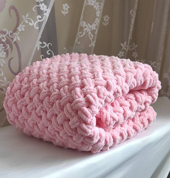 Плед плюшевий 85*85см 340 рожевий ручної роботи з пряжі пуфі узор плетінка | Зображення 1