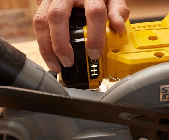 Пила торцювальна акумуляторна Stanley FATMAX з АКБ та ЗП SFMCS701M1 | Зображення 3